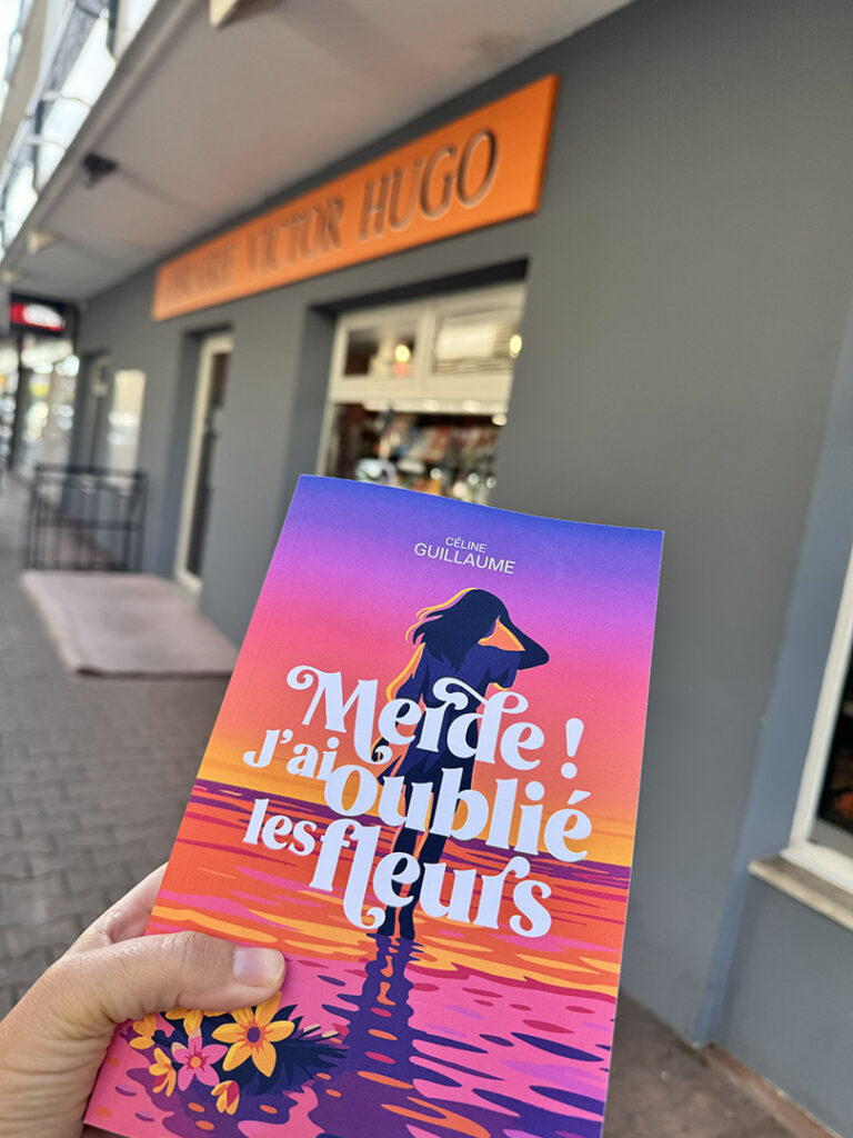 Merde ! J’ai oublié les fleurs est disponible à la Librairie Victor Hugo (La Teste-de-Buch)