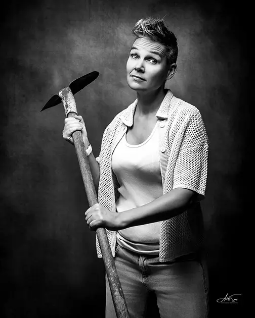 Portrait en noir et blanc de Céline Guillaume, autrice du roman Merde ! J’ai oublié les fleurs, un récit de résilience et d’émotion.
