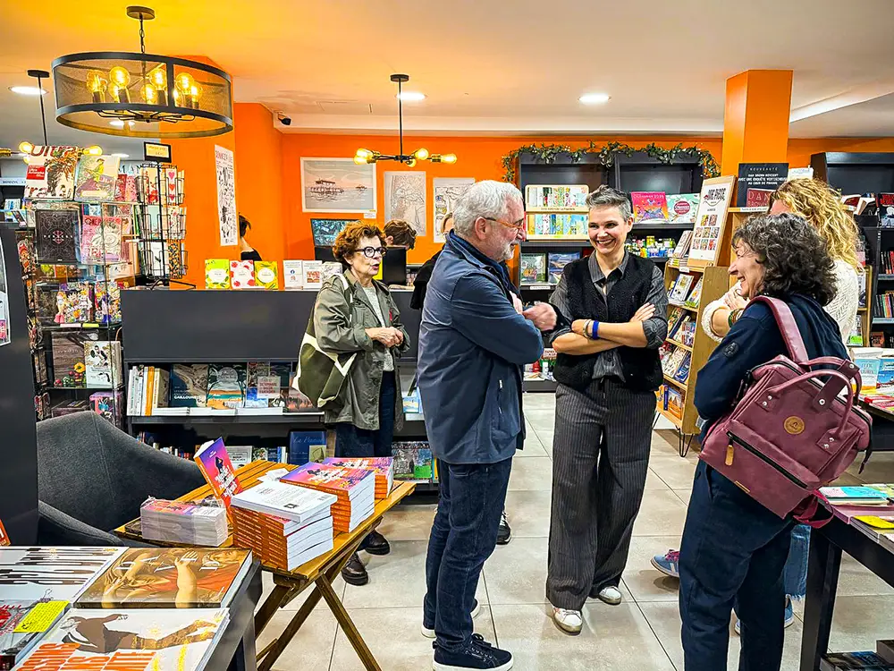 Céline Guillaume lors de sa dédicace du 15 novembre 2025 à la Librairie Victor Hugo de La Teste-de-Buch pour son roman Merde ! J’ai oublié les fleurs.