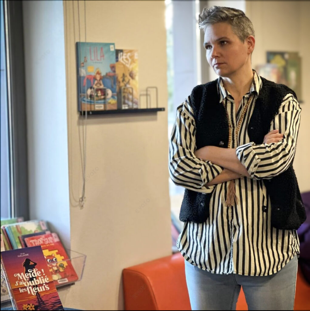 Céline Guillaume remet son livre « Merde ! J'ai oublié les fleurs » à la médiathèque du Teich en février 2026
