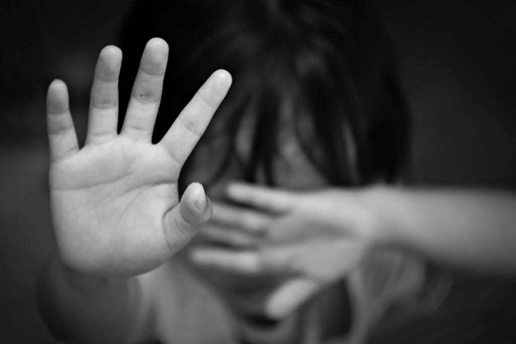 Table familiale vide après un repas, illustrant le silence dans les familles et les non-dits