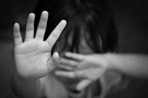 Table familiale vide après un repas, illustrant le silence dans les familles et les non-dits